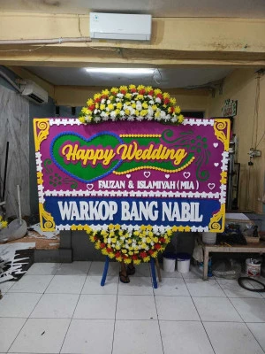 Papan Bunga di Stasiun Bekasi